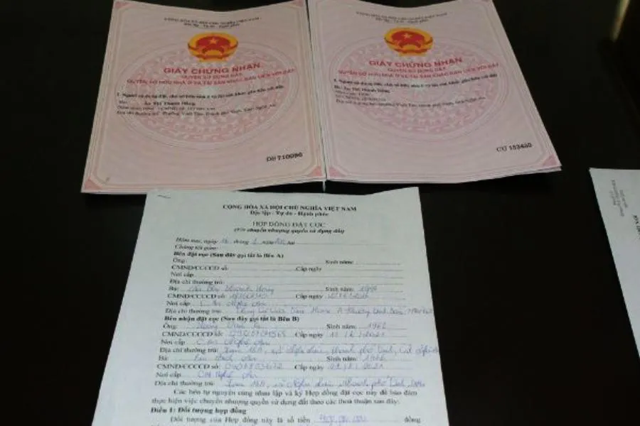 Cơ quan CSĐT thu giữ tang vật, giấy tờ trong vụ án. Ảnh: CA. Cơ quan CSĐT thu giữ tang vật, giấy tờ trong vụ án. Ảnh: CA.