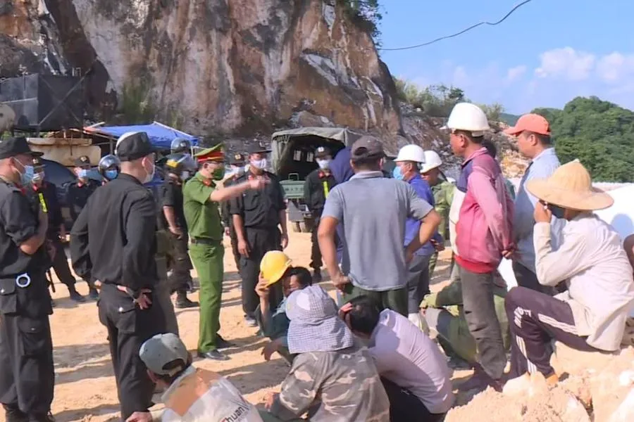 Công an tỉnh Nghệ An bắt quả tang nhóm khai thác đá trắng trái phép ở xã Châu Lộc. Ảnh: CA Công an tỉnh Nghệ An bắt quả tang nhóm khai thác đá trắng trái phép ở xã Châu Lộc. Ảnh: CA