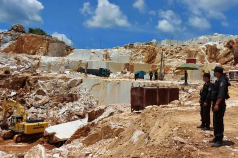 Khu vực khai thác đá trắng trái phép ở xã Châu Lộc. Ảnh: CA. Khu vực khai thác đá trắng trái phép ở xã Châu Lộc. Ảnh: CA.