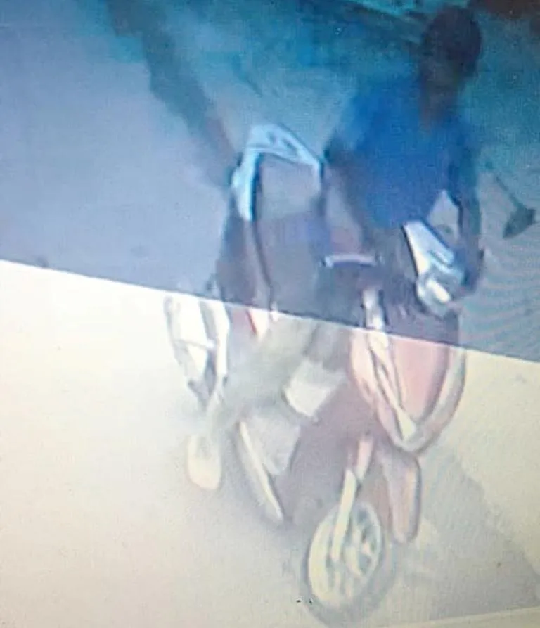 Hình ảnh trích xuất từ camera có người đàn ông điều khiển xe Honda Lead.