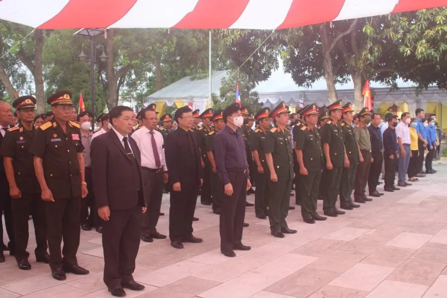 Thượng tướng Đỗ Căn - Phó Chủ nhiệm Tổng cục Chính trị QĐND Việt Nam, đại tá Hoàng Tuấn Hiền - Phó Cục trưởng Cục Chính sách, thiếu tướng Lê Tất Thắng - Phó Tư lệnh Quân khu 4, ông Nguyễn Văn Thông - Phó Bí thư Thường trực Tỉnh ủy Nghệ An cùng đại diện lãnh đạo các tỉnh Xiêng Khoảng, Viêng Chăn, Xay Xổm Bun (Lào) và các đại biểu tham dự lễ.