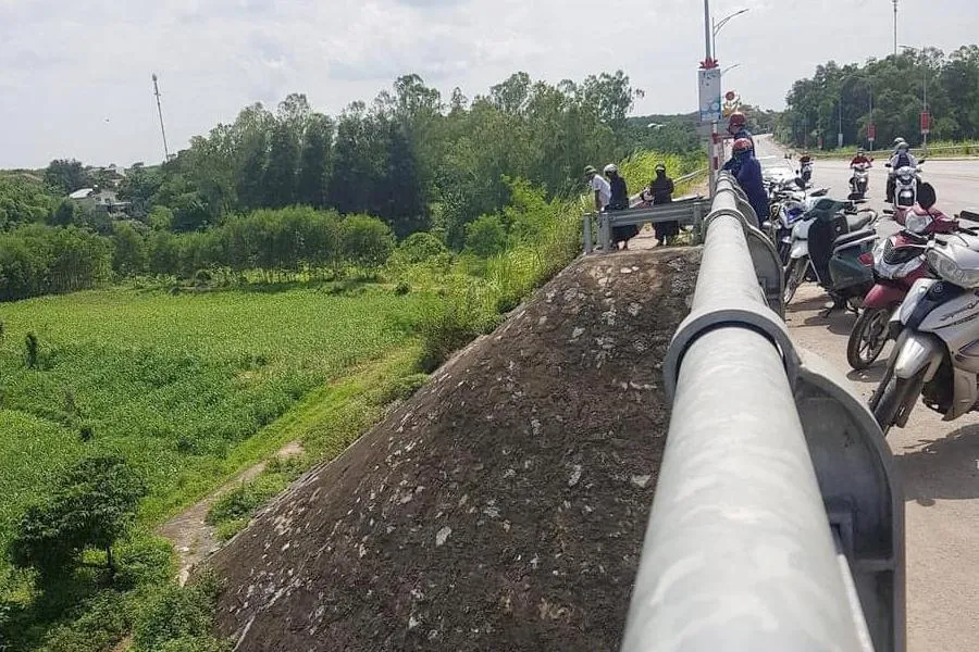 Người dân dõi theo công tác tìm kiếm cứu nạn.