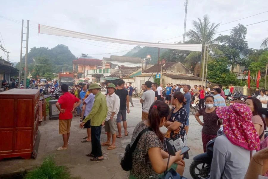 Người dân bản Na Hiêng đang rất lo lắng khi hố sụp lún đất xuất hiện ngày thêm nhiều.