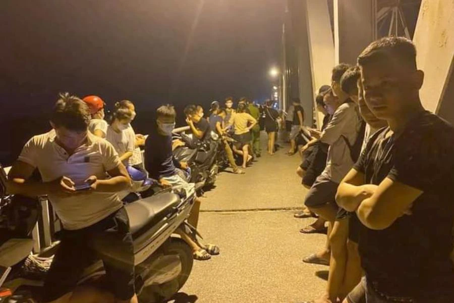 Trong đêm 30-5, rất đông người dân dõi theo công tác tìm kiếm chị H. Ảnh: ĐL