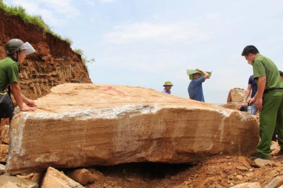 Tang vật những phiến đá quý. Ảnh: CA