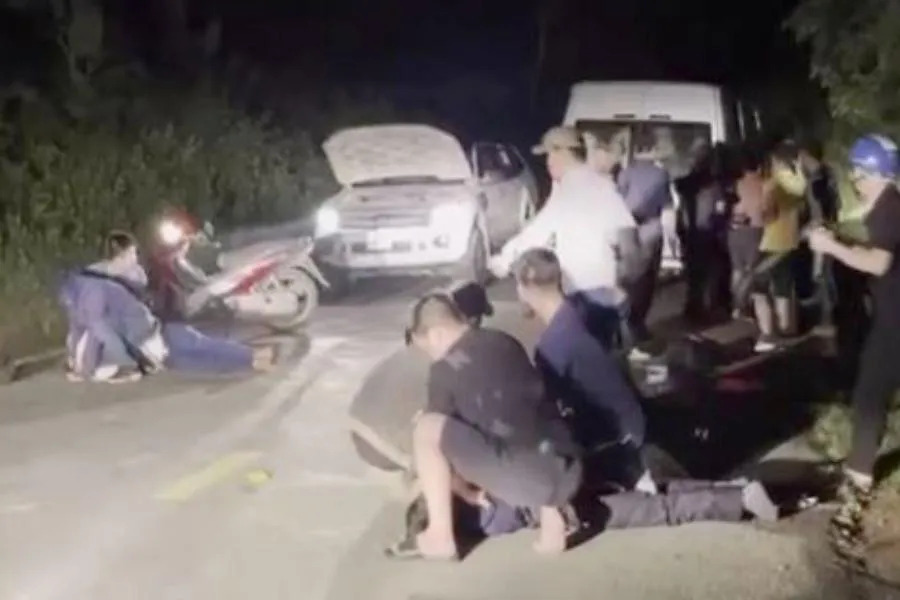 Lực lượng cảnh sát vây bắt hai nghi phạm chở 15 bánh heroin dùng súng K59 chống đối. Ảnh: CA. Lực lượng cảnh sát vây bắt hai nghi phạm chở 15 bánh heroin dùng súng K59 chống đối. Ảnh: CA.