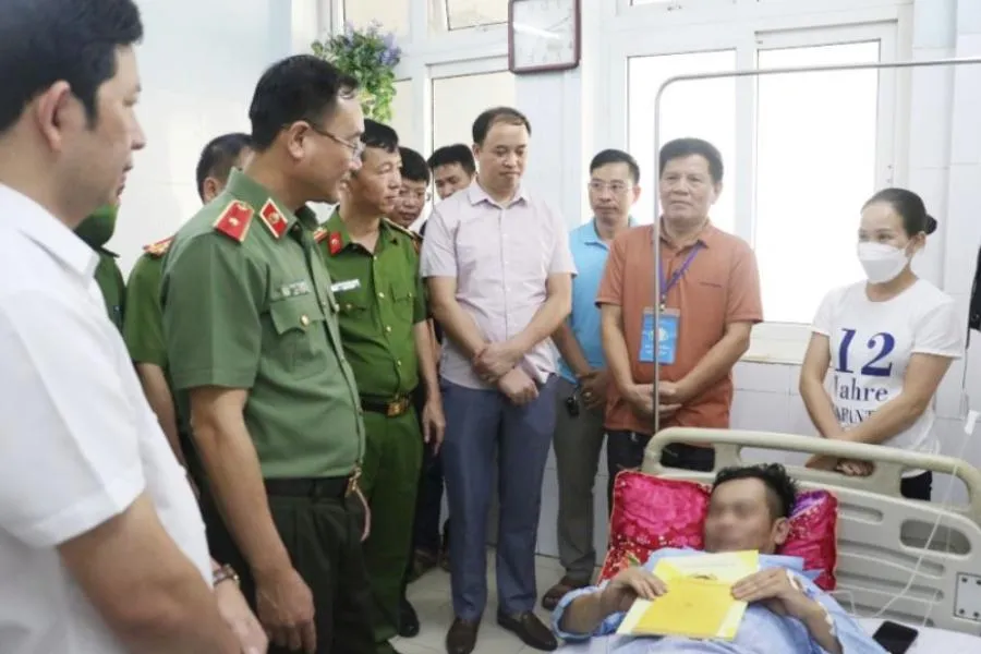 Thiếu tướng Phạm Thế Tùng- Giám đốc Công an tỉnh Nghệ An cùng chủ tịch UBND huyện Quế Phong và đoàn công tác thăm hỏi, động viên anh PLT, cán bộ Công an huyện Quế Phong. Ảnh: CA. Thiếu tướng Phạm Thế Tùng- Giám đốc Công an tỉnh Nghệ An cùng chủ tịch UBND huyện Quế Phong và đoàn công tác thăm hỏi, động viên anh PLT, cán bộ Công an huyện Quế Phong. Ảnh: CA.