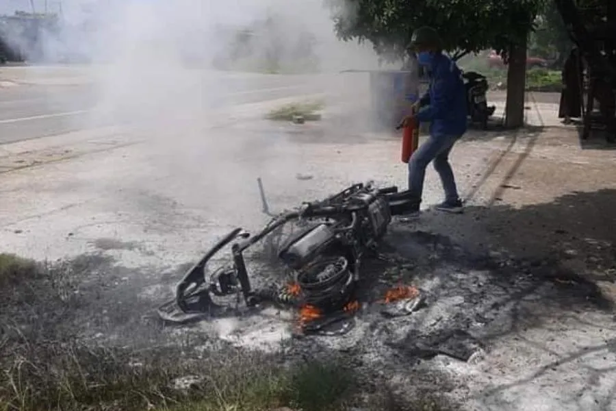 Hiện trường cho thấy chiếc xe bị cháy rụi hoàn toàn. Ảnh: CTV