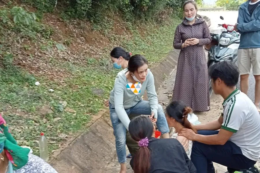 Sản phụ Xồng Y Bi vượt cạn bên quốc lộ 7A. Ảnh: VI LOAN.