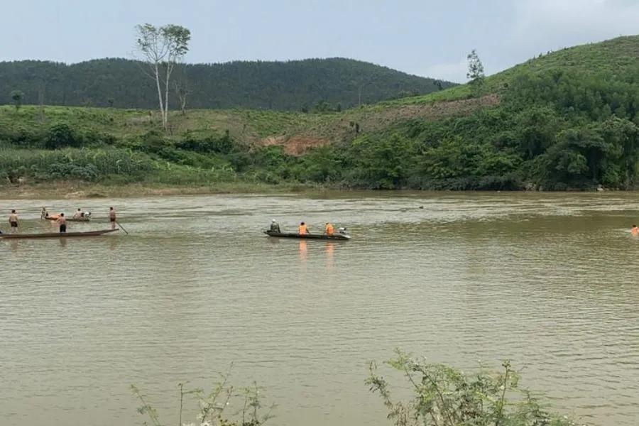 Lực lượng tìm kiếm cứu nạn huyện Quỳ Hợp tìm vớt thi thể chị Lý trên sông Hiếu. Ảnh: NTV