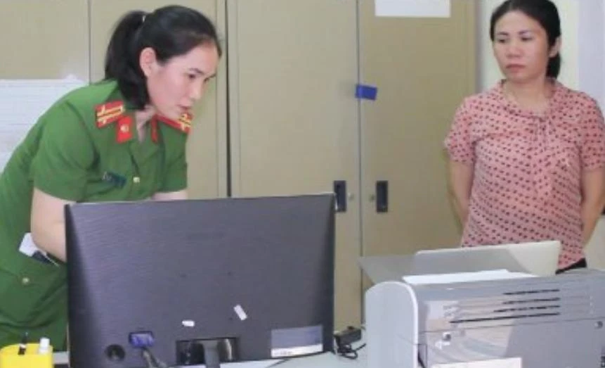 Công an khám xét nơi làm việc của Bùi Thị Lường. Ảnh: CA.