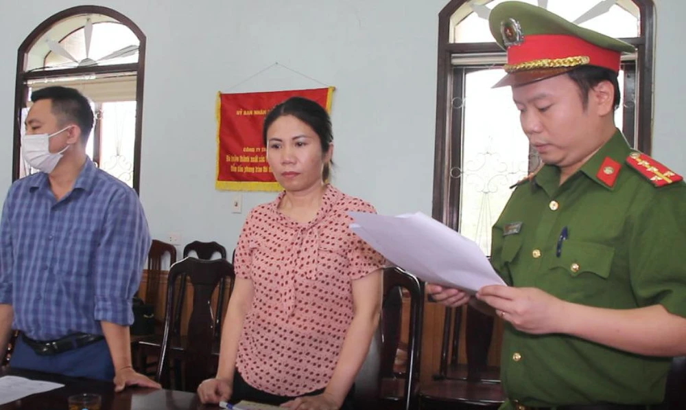 Công an tống đạt quyết định khởi tố bị can đối với Bùi Thị Lường và Trần Hữu Đạt. Ảnh: CA.