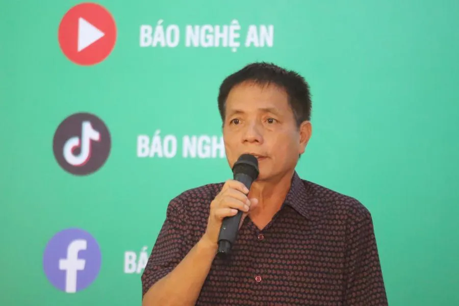 Ông Nguyễn Đình Nghĩa - Phó Tổng Giám đốc Công ty cổ phần Bóng đá Sông Lam Nghệ An trả lời các câu hỏi và phổ biến quy chế và điều hành công tác bốc thăm, xếp lịch thi đấu. Ông Nguyễn Đình Nghĩa - Phó Tổng Giám đốc Công ty cổ phần Bóng đá Sông Lam Nghệ An trả lời các câu hỏi và phổ biến quy chế và điều hành công tác bốc thăm, xếp lịch thi đấu.