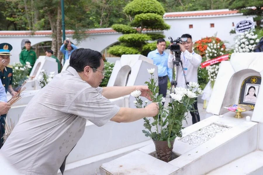 Thủ tướng Chính phủ dâng hoa trước phần mộ 10 nữ anh hùng liệt sĩ.