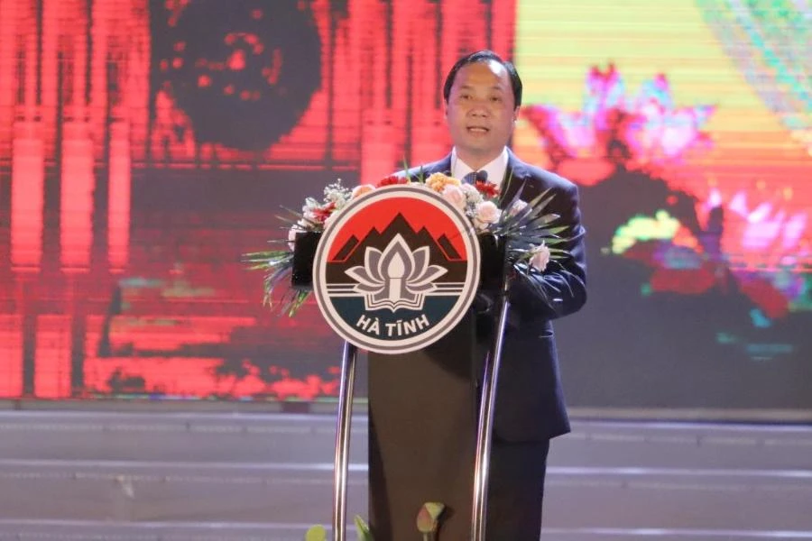 Ông Hoàng Trung Dũng- Bí Thư tỉnh ủy Hà Tĩnh đọc diễn văn tại buổi lễ