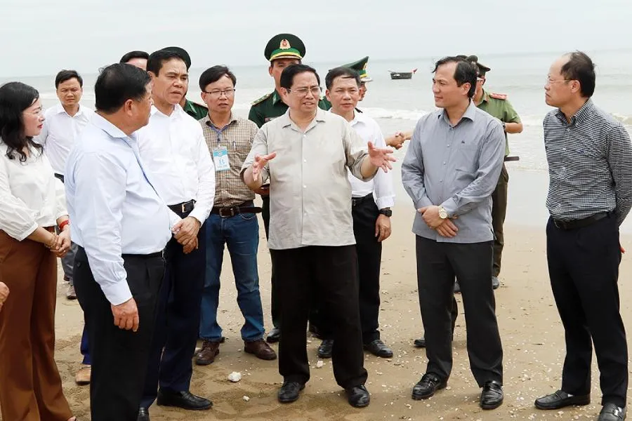 Thủ tướng Chính phủ Phạm Minh Chính và đoàn công tác đến khảo sát tại khu vực bãi tắm biển Thạch Hải (Hà Tĩnh). Ảnh: BHT