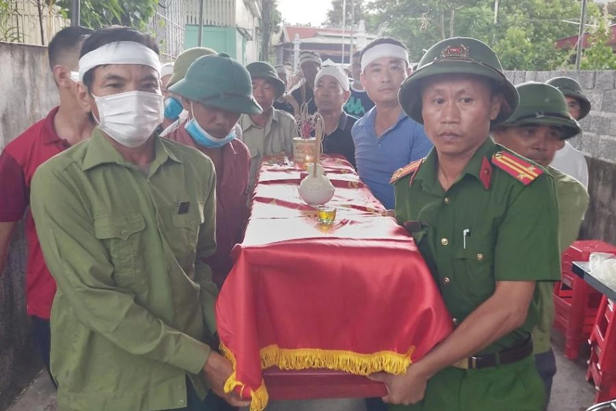 Tiễn đưa Mẹ Việt Nam anh hùng Hoàng Thị Lữ về nơi an nghỉ cuối cùng. Ảnh: ĐL