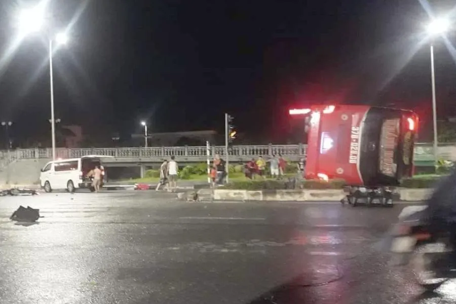 Xe cứu thương đến chở người bị thương đi cấp cứu. Ảnh: CTV Xe cứu thương đến chở người bị thương đi cấp cứu. Ảnh: CTV