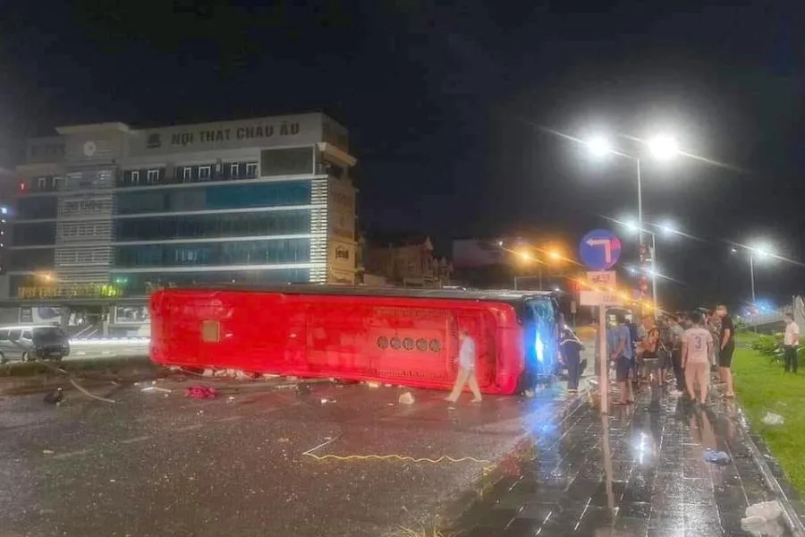 Hiện trường vụ tai nạn lật xe khách.