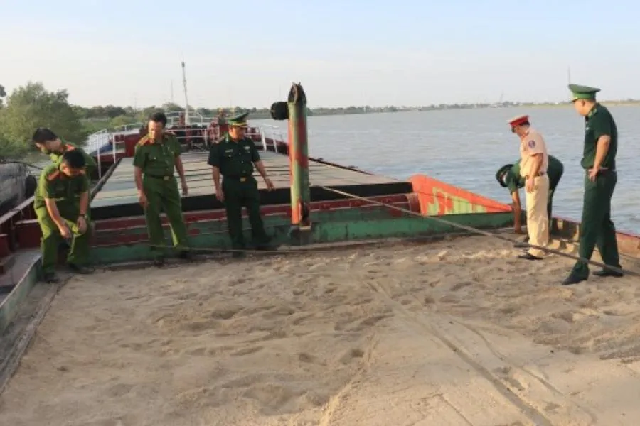 Cảnh sát môi trường và bộ đội biên phòng phát hiện tàu chở cát không rõ nguồn gốc trên sông Lam. Ảnh: CA. Cảnh sát môi trường và bộ đội biên phòng phát hiện tàu chở cát không rõ nguồn gốc trên sông Lam. Ảnh: CA.