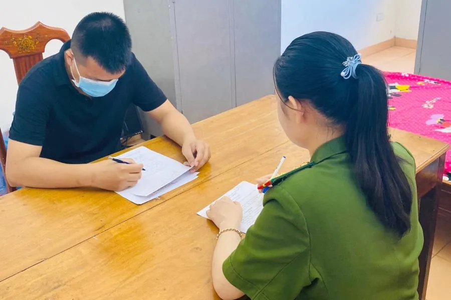 Lê Văn Việt làm việc với cán bộ công an. Ảnh: CA.