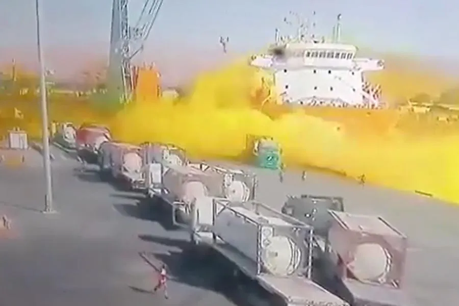 Bồn rơi khỏi cần cẩu và đập vào boong tàu, làm bùng lên đám khí màu vàng lan nhanh. Ảnh cắt từ video trên TWITTER.