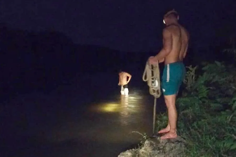 Lực lượng cứu hộ cứu nạn đang xuống sông Con tìm kiếm hai trẻ em mất tích. Ảnh: ĐL