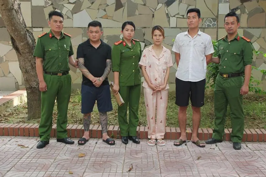 Công an bắt, di lý Quý, Thúy, Nguyên về Cơ quan CSĐT Công an huyện Nghi Lộc. Ảnh: CA Công an bắt, di lý Quý, Thúy, Nguyên về Cơ quan CSĐT Công an huyện Nghi Lộc. Ảnh: CA