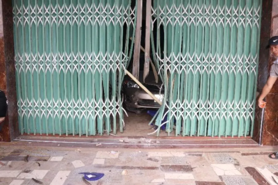 Ngôi nhà của ông Ph bị nhóm Quý ném pháo nhầm vào làm hư hỏng tài sản, gây hoang mang cho người dân địa phương. Ảnh: CA Ngôi nhà của ông Ph bị nhóm Quý ném pháo nhầm vào làm hư hỏng tài sản, gây hoang mang cho người dân địa phương. Ảnh: CA