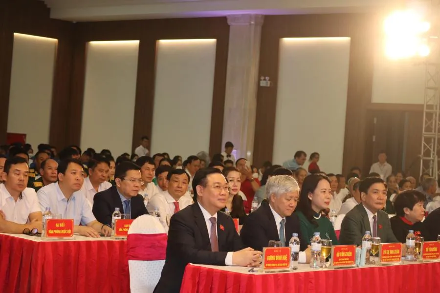 Ông Vương Đình Huệ - Chủ tịch Quốc hội, ông Đỗ Văn Chiến - Chủ tịch Ủy ban Trung ương MTTQ Việt Nam, bà Võ Thị Ánh Xuân - Phó Chủ tịch nước, ông Đào Ngọc Dung - Bộ trưởng Bộ LĐ-TB&amp;XH, lãnh đạo tỉnh Nghệ An, Hà Tĩnh, cùng thân nhân các liệt sĩ... Ảnh: ĐL