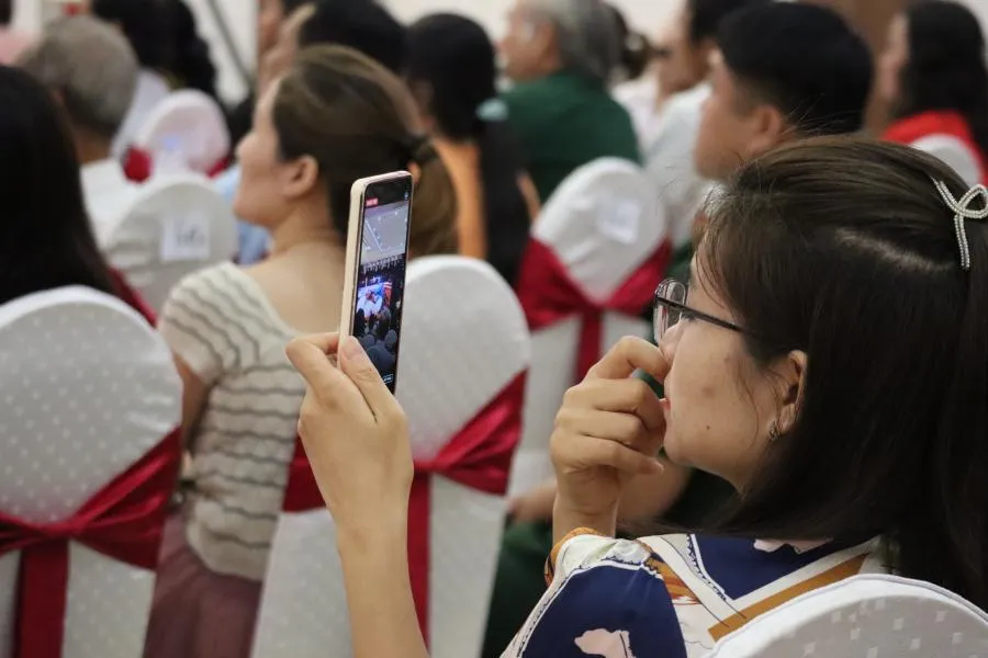 Thân nhân liệt sĩ tới dự lễ và quay trực tiếp để người thân ở quê nhà theo dõi buổi lễ. Ảnh: ĐL