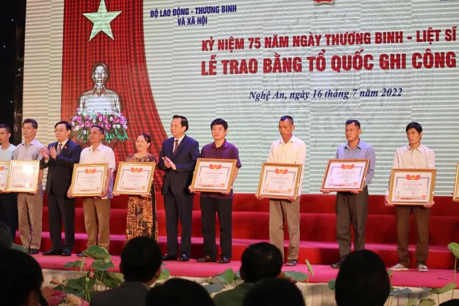 Ông Vương Đình Huệ - Chủ tịch Quốc hội, và ông Đào Ngọc Dung - Bộ Trưởng Bộ LĐ-TB&amp;XH - trao Bằng Tổ quốc ghi công cho các thân nhân liệt sĩ. Ảnh: ĐL