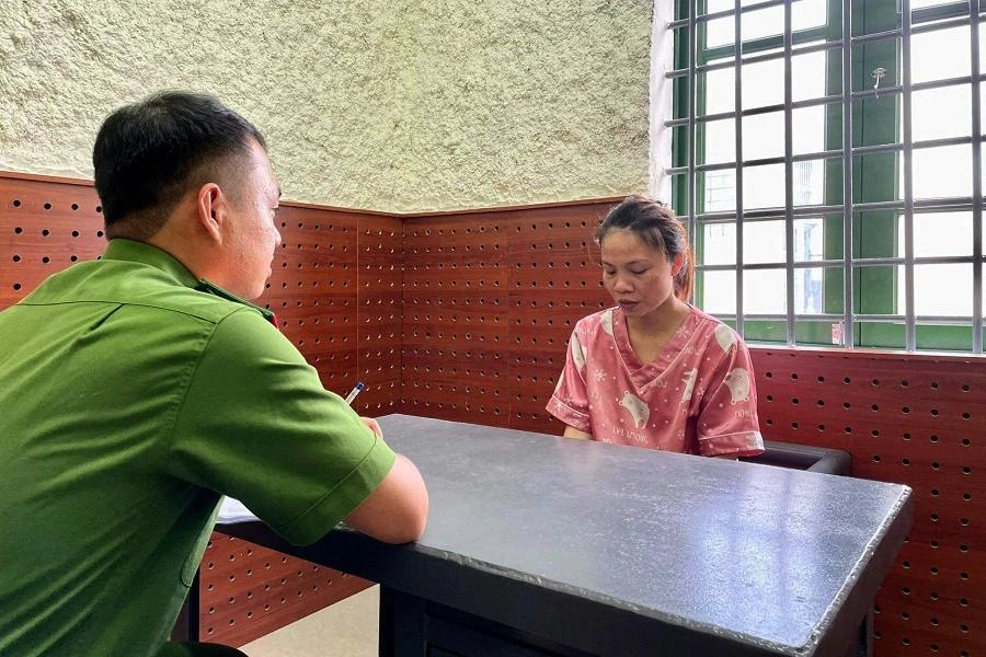 Bị can Nguyễn Thị Nhiên tại cơ quan công an. Ảnh: CA