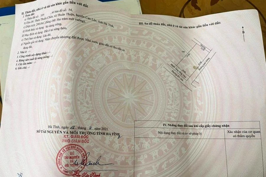 Giấy chứng nhận quyền sử dụng đất giả. Ảnh: CA