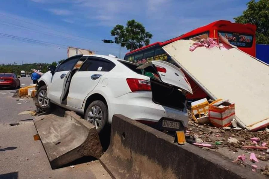 Xe hơi bị tông từ phía sau lao lên dải phân cách. Ảnh: CTV