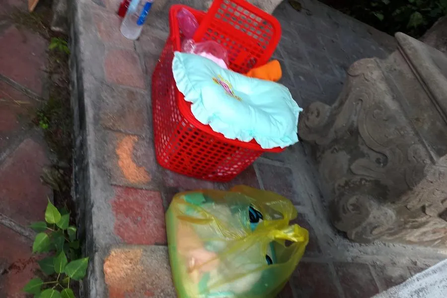 Một ít đồ sơ sinh bỏ lại cùng đứa trẻ. Ảnh: HẢI YẾN. Một ít đồ sơ sinh bỏ lại cùng đứa trẻ. Ảnh: HẢI YẾN.