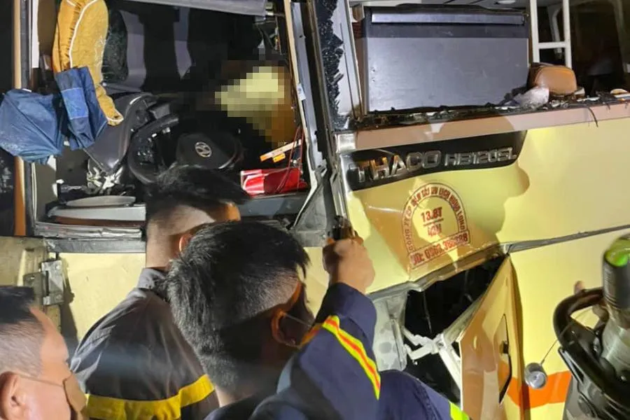 Cảnh sát cứu nạn cứu hộ, Công an Nghệ An tìm cách đưa thi thể tài xế ra ngoài đống đổ nát. Ảnh: ĐL Cảnh sát cứu nạn cứu hộ, Công an Nghệ An tìm cách đưa thi thể tài xế ra ngoài đống đổ nát. Ảnh: ĐL