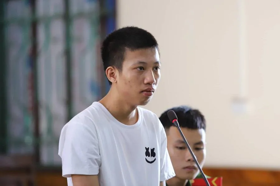 Bị cáo Phong đứng trước bục khai báo tại phiên tòa sơ thẩm. Ảnh: DIỆU TÌNH.