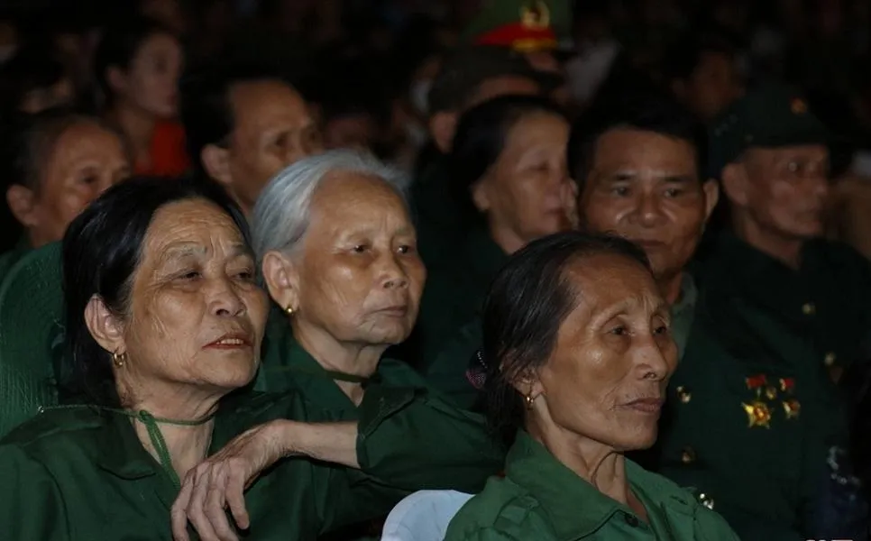 Cựu chiến binh, người dân đến tham gia chương trình.