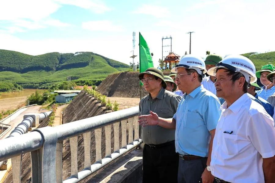 Thủ tướng và đoàn công tác khảo sát Dự án thủy lợi Bản Mồng (Nghệ An). Ảnh: VGP.
