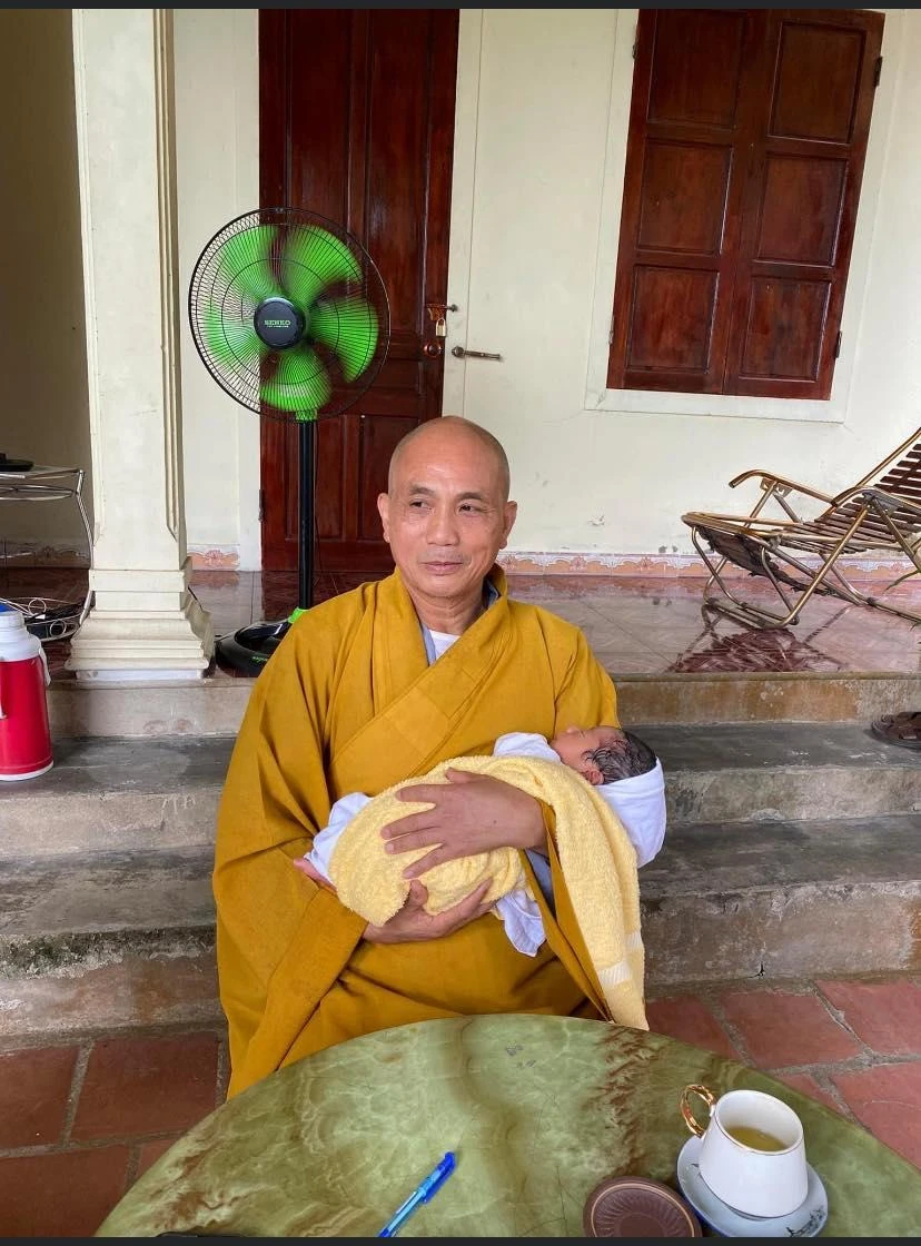 Em bé bị bỏ rơi ở cổng chùa được sư thầy cưu mang.