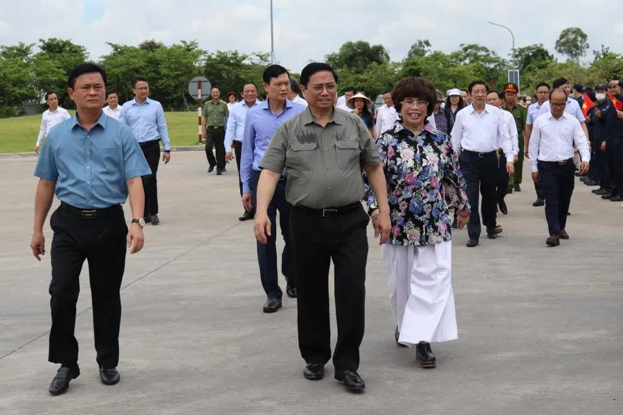 Thủ tướng Phạm Minh Chính cùng đoàn công tác khảo sát các dự án nông nghiệp ứng dụng công nghệ cao tại Nghệ An. Ảnh: ĐẮC LAM.