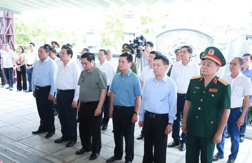 Thủ tướng Phạm Minh Chính dâng hoa, tưởng niệm Chủ tịch Hồ Chí Minh tại Khu di tích Kim Liên. Ảnh: NTV