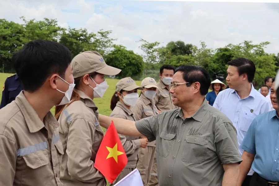 Thủ tướng Phạm Minh Chính hỏi thăm, trò chuyện thân tình với công nhân của nhà máy thuộc Tập đoàn TH. Ảnh: ĐẮC LAM.