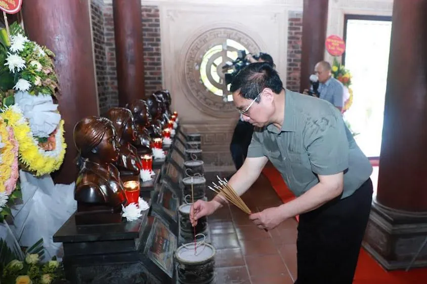 Thủ tướng Phạm Minh Chính dâng hương tại Khu di tích lịch sử Quốc gia Truông Bồn. Ảnh: NTV