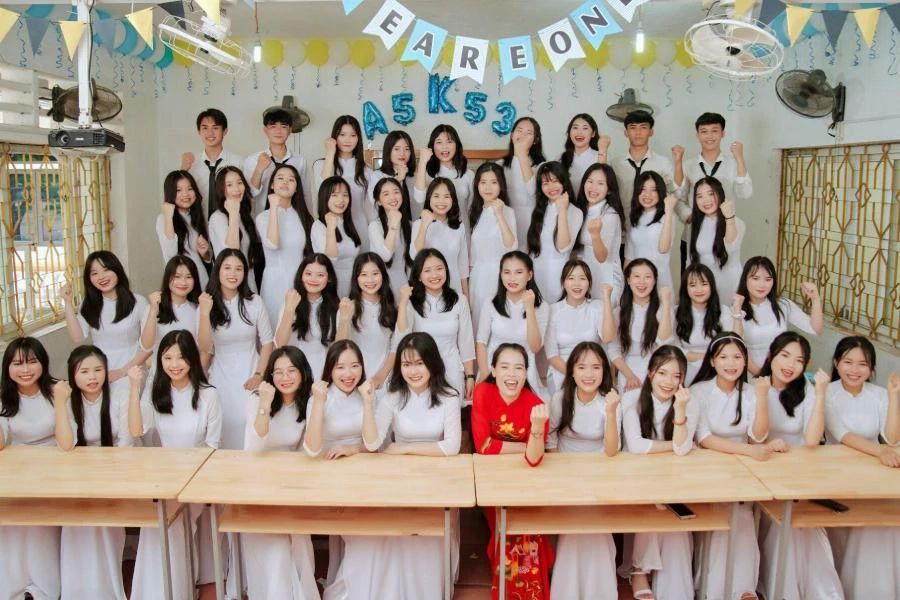 Cô giáo chủ nhiệm Bùi Thị Hòa cùng tập thể lớp 12A5, Trường THPT Nguyễn Văn Trỗi (huyện Lộc Hà, Hà Tĩnh).