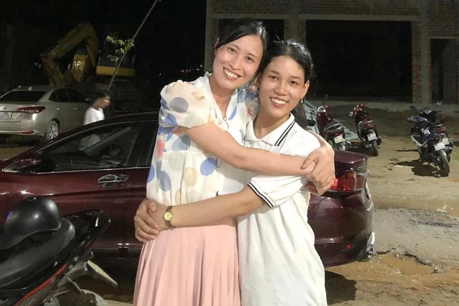 Cô Cù Thị Hà (giáo viên dạy môn Ngữ Văn của lớp 12A5) cùng học sinh.