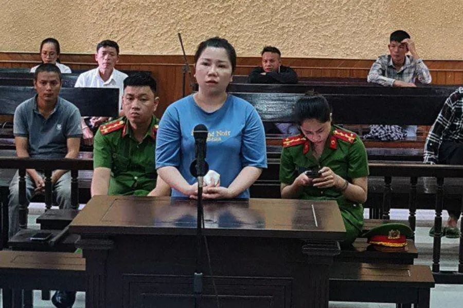 Bị cáo Nguyễn Thị Vân đứng trước bục khai báo tại phiên tòa sơ thẩm. Bị cáo Nguyễn Thị Vân đứng trước bục khai báo tại phiên tòa sơ thẩm.