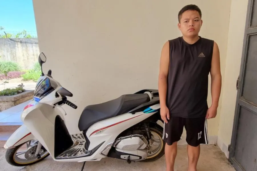 Hiếu bị bắt giữ cùng tang vật. Ảnh: CA. Hiếu bị bắt giữ cùng tang vật. Ảnh: CA.