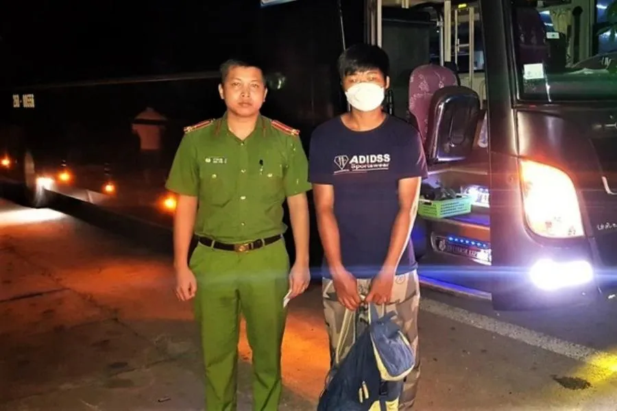 Thượng úy Vì Thái Lộc- cán bộ Công an huyện Mai Châu đưa anh Vi Văn Liểu tìm về quê hương. Ảnh: CA.